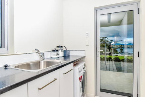 Paradise Point - Entire Home In Clarence Point, Tasmania Australia, 10 Guests 7 Bedrooms 7 Beds 3 Baths - Accommodation Whitsundays 3