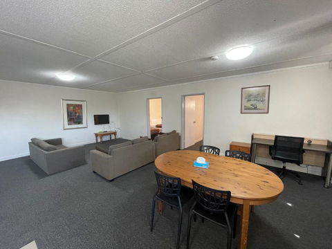 Parkside Inn Motel - Accommodation Whitsundays 3