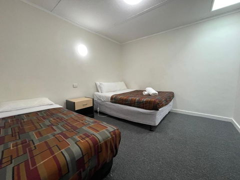 Parkside Inn Motel - Accommodation Whitsundays 1