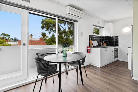 Peaceful 1-Bed Apartment Near The City Centre - Accommodation Whitsundays 2