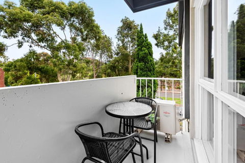 Peaceful 1-Bed Apartment Near The City Centre - Accommodation Whitsundays 1