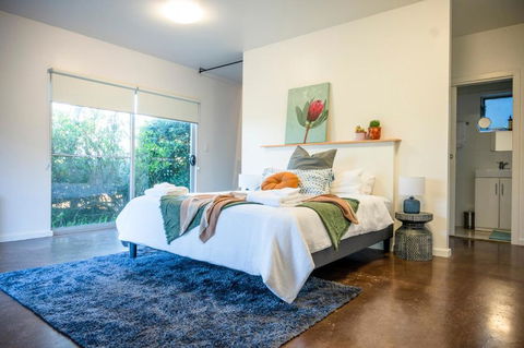 Peaceful Hills Escape: Charming 2-Story Retreat - Accommodation Whitsundays 0