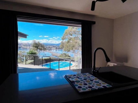 Peaceful House With Great Ocean & Mountain View - Accommodation Whitsundays 2