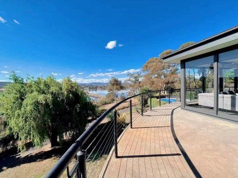 Peaceful House With Great Ocean & Mountain View - Accommodation Whitsundays 3