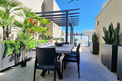 Penthouse With Private Terrace, Parking + 2 Pools - Accommodation Whitsundays 1
