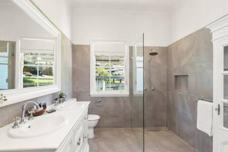 Pet Friendly Family Home In Brisbane - Relocations And Family Stays - Fast Internet - Parking - Netflix - Accommodation Whitsundays 2