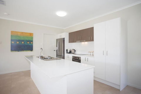 Petrie Beach Holiday Home - Accommodation Whitsundays 3