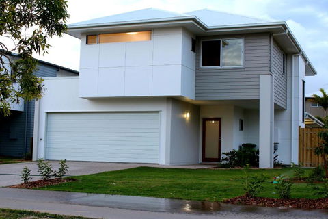 Petrie Beach Holiday Home - Accommodation Whitsundays 0