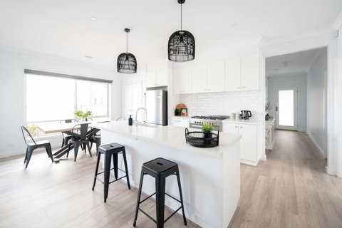 PIPER Modern Home Walk To Beach Shops Parks - Accommodation Whitsundays 0