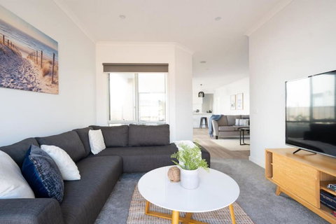 PIPER Modern Home Walk To Beach Shops Parks - Accommodation Whitsundays 2