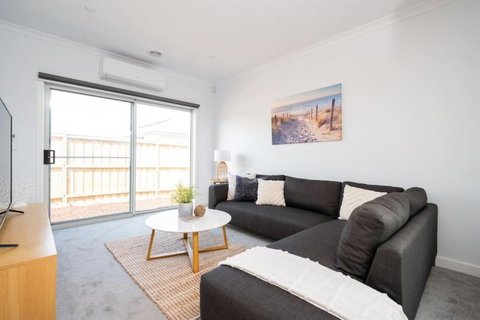 PIPER Modern Home Walk To Beach Shops Parks - Accommodation Whitsundays 3