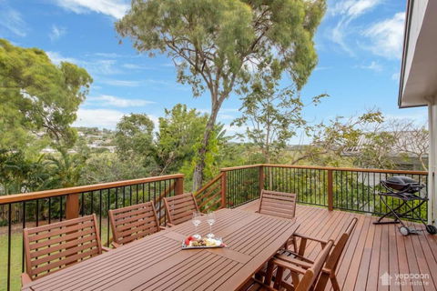 Poppies Cottage - Cooee Bay Beachside Retreat - Accommodation Whitsundays 0