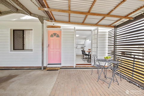 Poppies Cottage - Cooee Bay Beachside Retreat - Accommodation Whitsundays 3