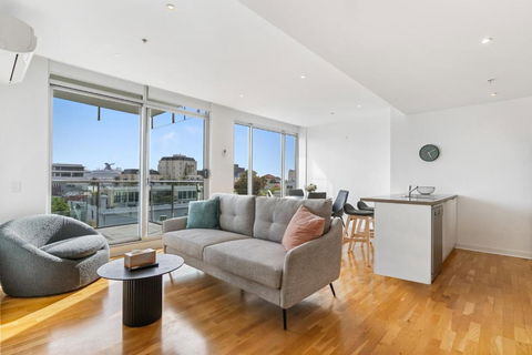 Port Melbourne And A Glimpse Of The Sparkling Bay - Sleeps 4 - Accommodation Whitsundays 0