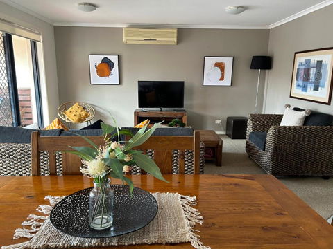 Perfect Family Holiday Apartment - Flynns Beach - Accommodation Whitsundays 2