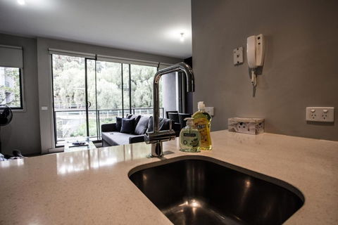 ReadySet Apartments On Altona - Accommodation Whitsundays 3