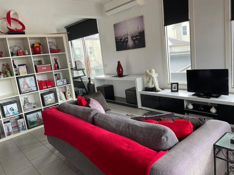 Radiance - Chic Fitzroy Street Apartment - Accommodation Whitsundays 0