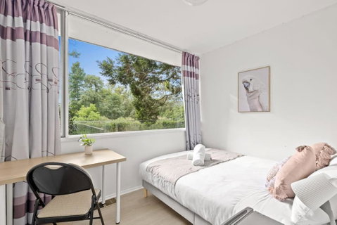 Quaint Queen Room - Central Location At Pymble - Shared Bathroom - Accommodation Whitsundays 0