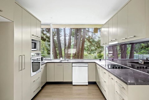 Quaint Queen Room - Central Location At Pymble - Shared Bathroom - Accommodation Whitsundays 2