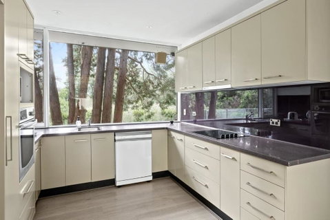 Quaint Queen Room - Central Location At Pymble - Shared Bathroom - Accommodation Whitsundays 3