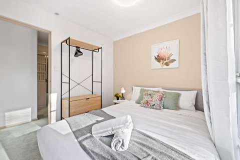 Quaint Queen Room In Pymble - Private Spot - Shared Bathroom - Accommodation Whitsundays 0