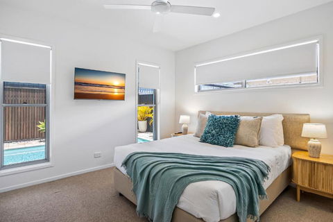 Premium 4-Bed Coastal Escape With BBQ And Pool - Accommodation Whitsundays 3