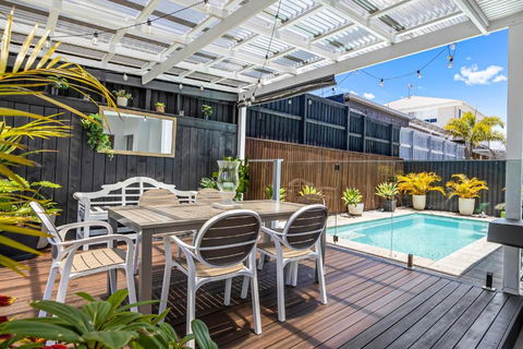 Premium 4-Bed Coastal Escape With BBQ And Pool - Accommodation Whitsundays 0