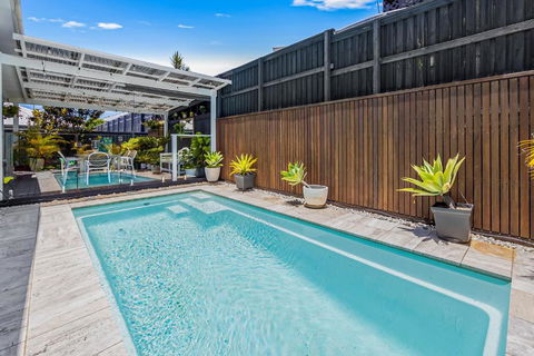 Premium 4-Bed Coastal Escape With BBQ And Pool - Accommodation Whitsundays 1
