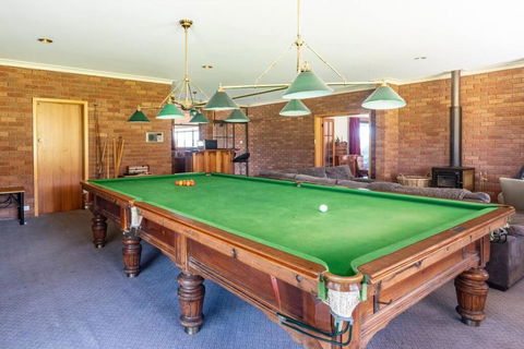 Prestigious Expansive Home With Almost Everything - Accommodation Whitsundays 3