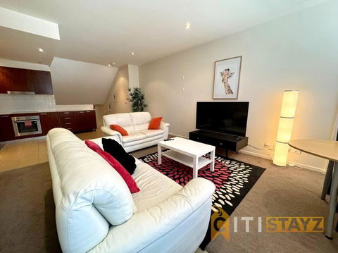 Pretty Penthouse - Close To ANU - Accommodation Whitsundays 0