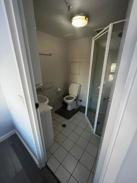 Private Room With Ensuite In The CBD - Accommodation Whitsundays 3