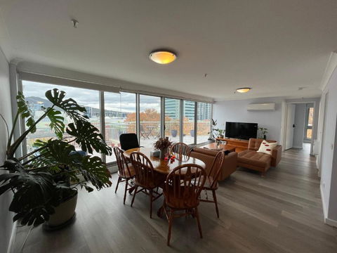 Private Room With Ensuite In The CBD - Accommodation Whitsundays 0