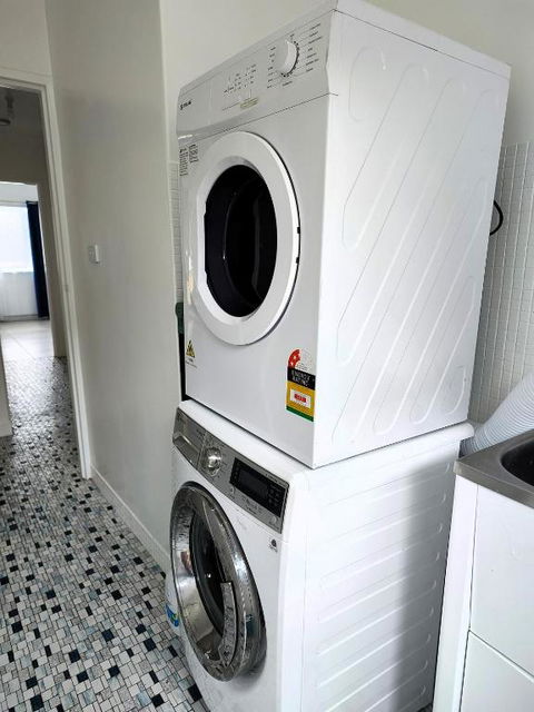 PROMO! Entire 2 Bedroom Unit Near Train Station! Free Parking & Wifi! - Accommodation Whitsundays 0