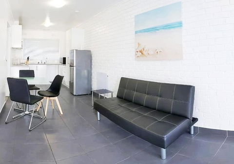 PROMO! Entire 2 Bedroom Unit Near Train Station! Free Parking & Wifi! - Accommodation Whitsundays 2