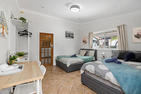 Quadruple Ensuite Room - Nearby Stations & Shops - Accommodation Whitsundays 0