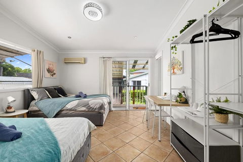 Quadruple Ensuite Room - Nearby Stations & Shops - Accommodation Whitsundays 1
