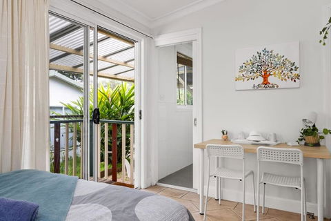 Quadruple Ensuite Room - Nearby Stations & Shops - Accommodation Whitsundays 3