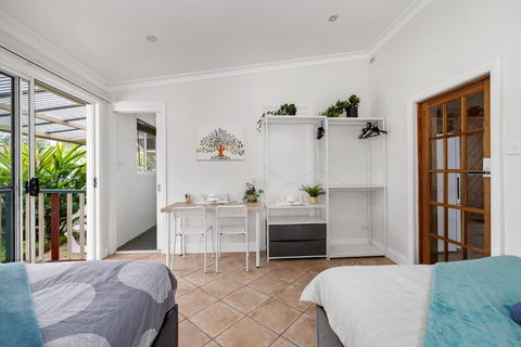 Quadruple Ensuite Room - Nearby Stations & Shops - Accommodation Whitsundays 2