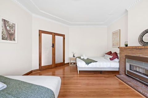 Quadruple Room - Near Transport & Shops - Shared Bathroom - Accommodation Whitsundays 0