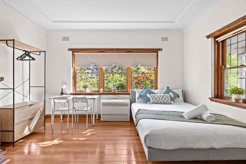 Quadruple Room - Near Transport & Shops - Shared Bathroom - Accommodation Whitsundays 1
