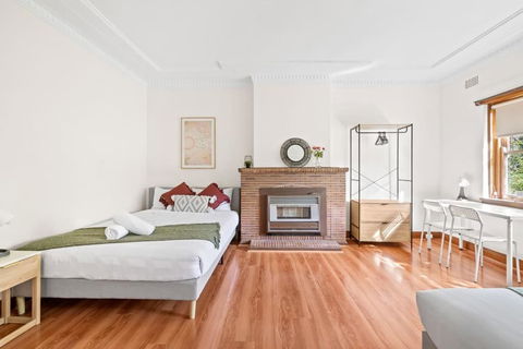 Quadruple Room - Near Transport & Shops - Shared Bathroom - Accommodation Whitsundays 2