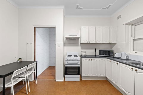 Quadruple Room - Near Transport & Shops - Shared Bathroom - Accommodation Whitsundays 3