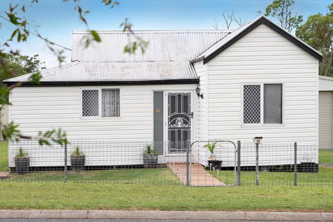 Quaint 2 Bedroom Fully Furnished Cottage - Accommodation Whitsundays 0
