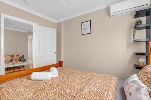 Quaint 2 Bedroom Fully Furnished Cottage - Accommodation Whitsundays 2