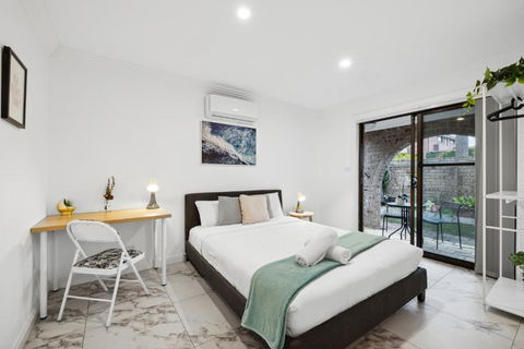 Quaint Double Room - Centrally Located At Glenfield - Shared Bathroom - Accommodation Whitsundays 0