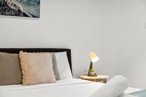 Quaint Double Room - Centrally Located At Glenfield - Shared Bathroom - Accommodation Whitsundays 2