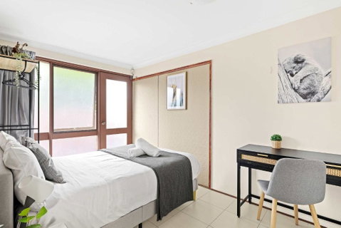 Quaint Double Room - Private Spot At Milperra - Shared Bathroom - Accommodation Whitsundays 3