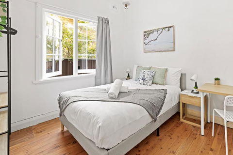 Quaint Double Room - Seconds To Shops & Eateries - Shared Bathroom - Accommodation Whitsundays 0