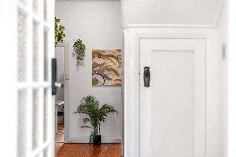 Quaint Double Room - Seconds To Shops & Eateries - Shared Bathroom - Accommodation Whitsundays 3