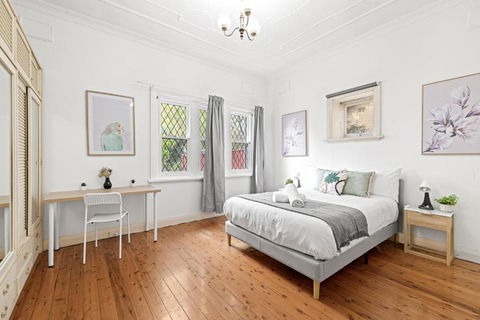 Quaint Double Room - Seconds To Shops & Eateries - Shared Bathroom - Accommodation Whitsundays 1